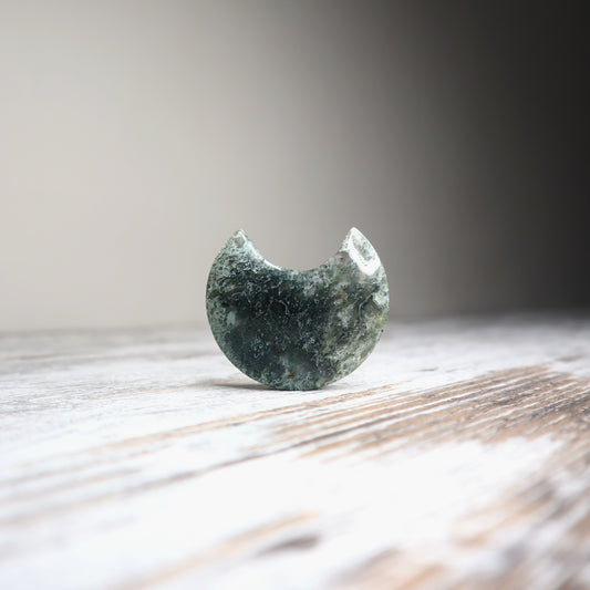 Moss Agate Moon Carving | Nature’s Harmony, Growth & Grounding